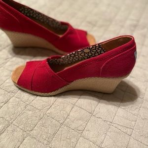 New Toms Wedge heel